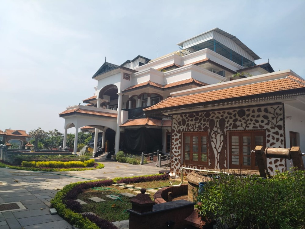 Luxury Traditional Nalukettu for Sale in Thrissur