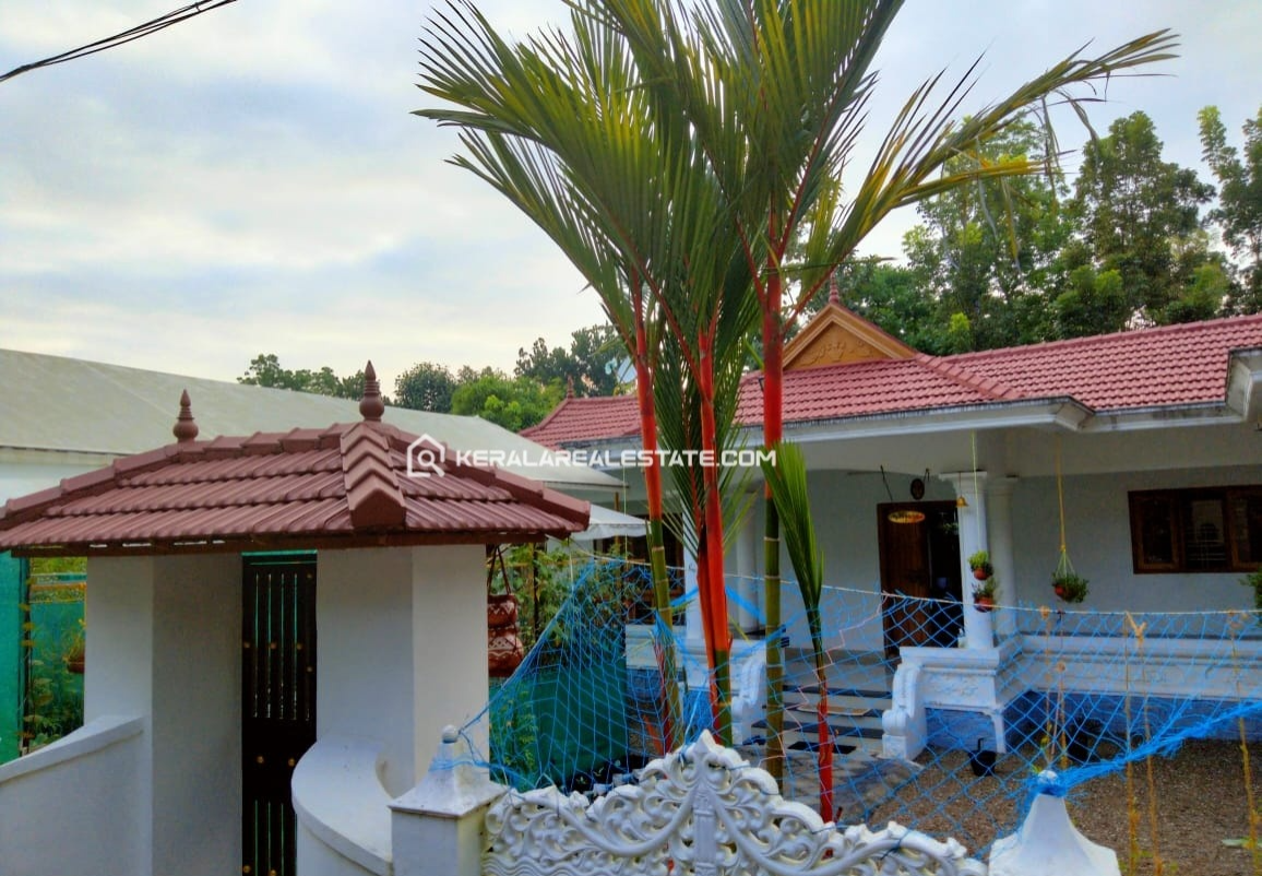 Traditional Styled Nalukettu House for Sale in Kulanada, Pathanamthitta