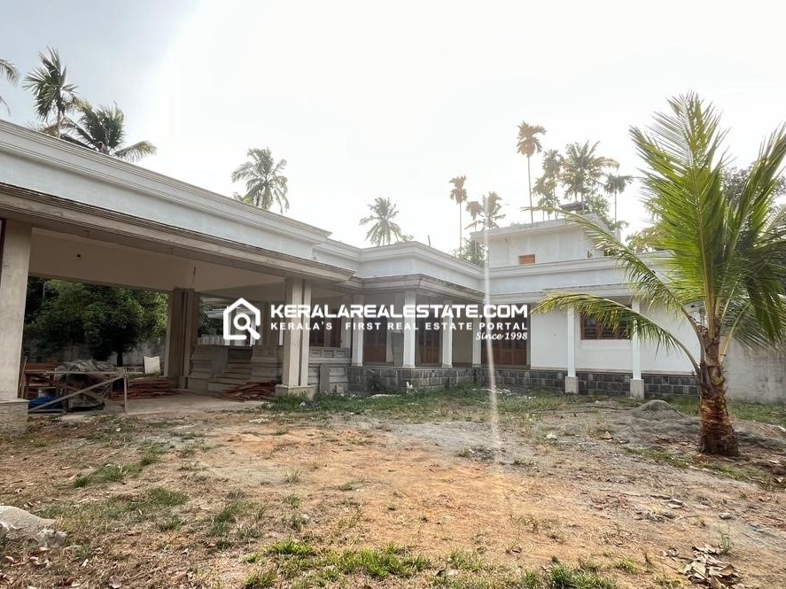 SPACIOUS HOUSE FOR SALE IN ANGAMALY, ERNAKULAM